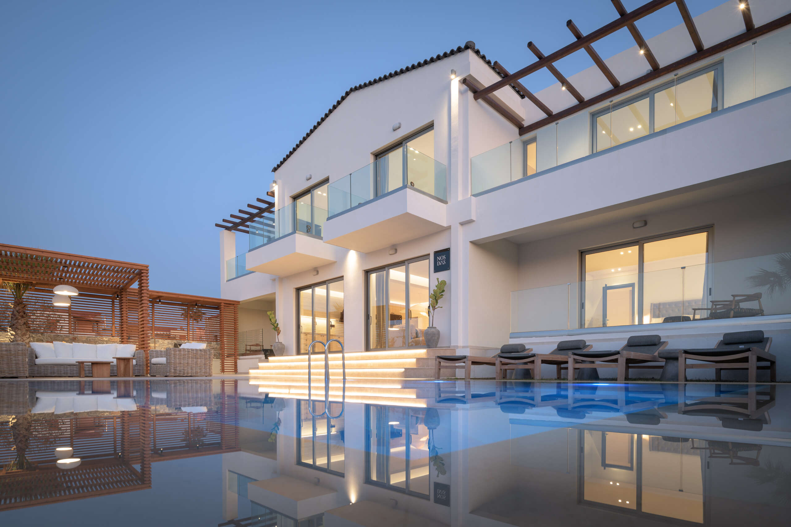 Stimulating pool surroundings by noon. Stimulating pool surroundings by noon.